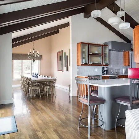 Sandbar Cedar Cottage On Lake Leelanau